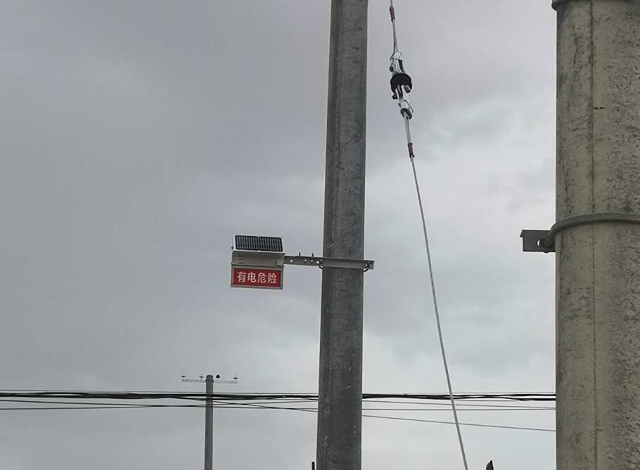 甘肃电力安装防外破警示牌，为电力防护增添“保护伞”