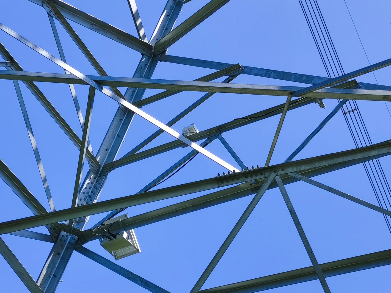 深圳特力康电网微波覆冰在线监测系统:冰雪中的“无声哨兵”