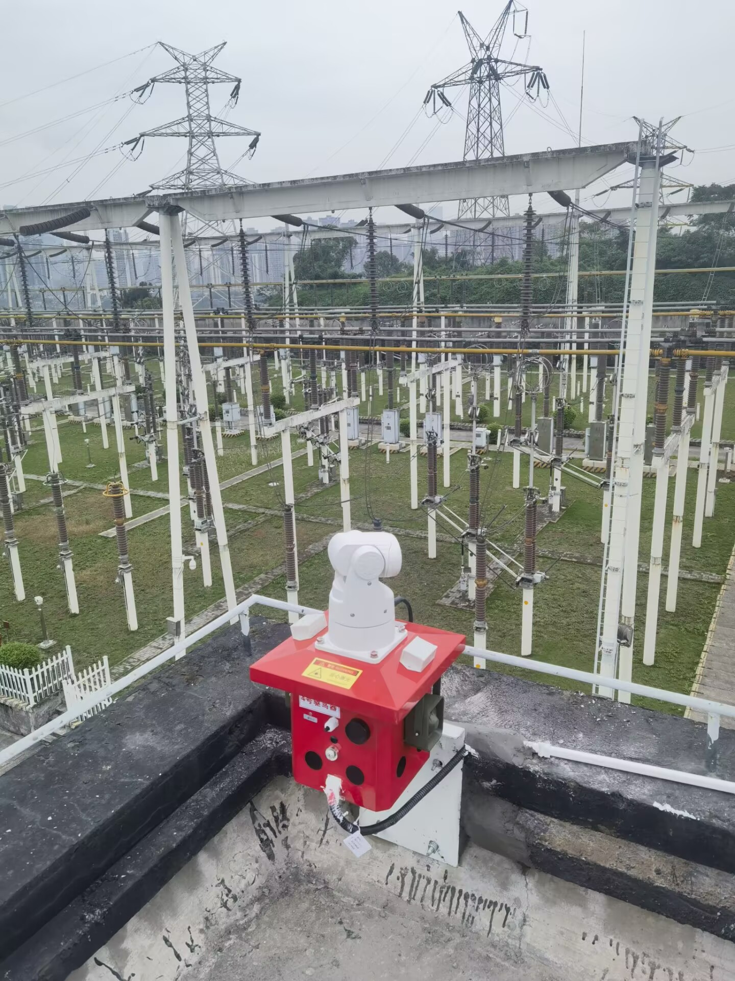 自动化智能激光电力驱鸟器:激光、超声波、语音与闪光技术的完美结合